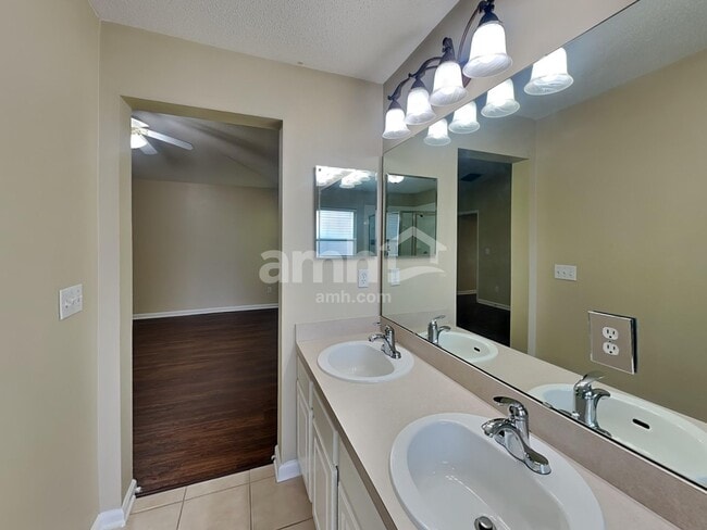 Building Photo - 800 S Edenbridge Way