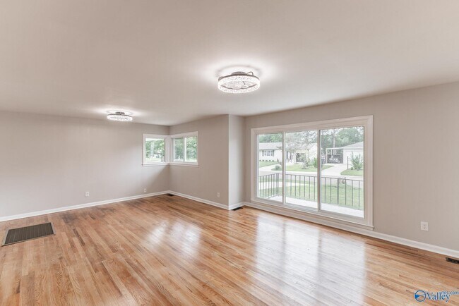 Building Photo - 816 Giles Dr NE