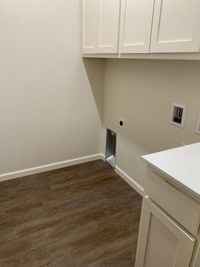 Building Photo - 3 bedroom, 2.5 bathroom, 2 car garage Gated Neighborhood