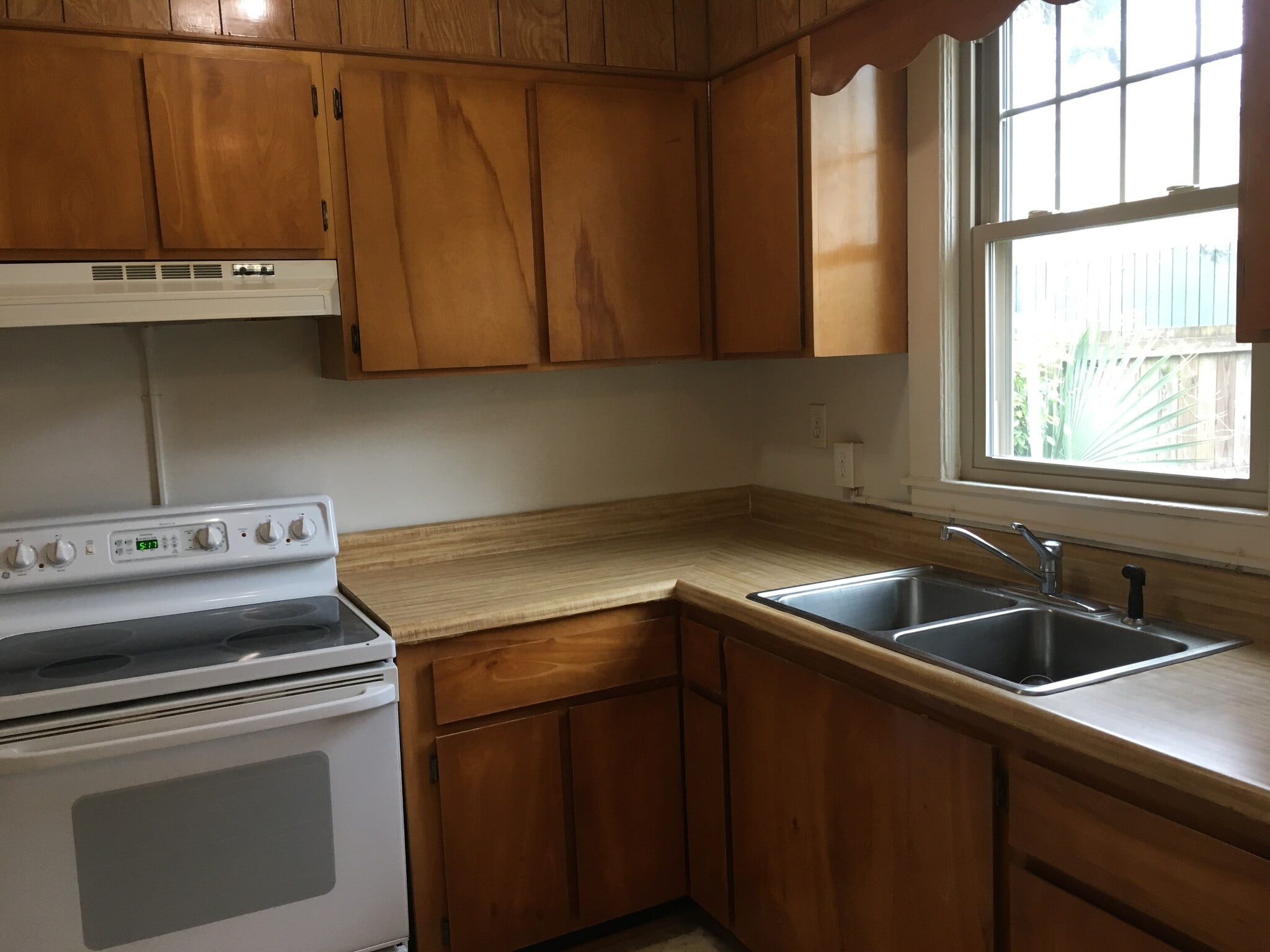 Kitchen - 816 Maupas Ave