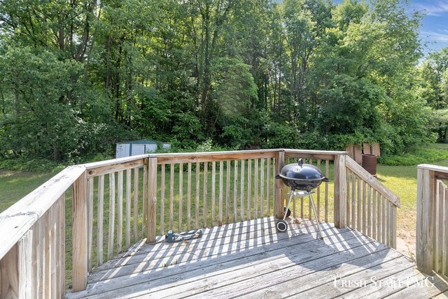 Building Photo - 218-220 Pine Ridge Rd
