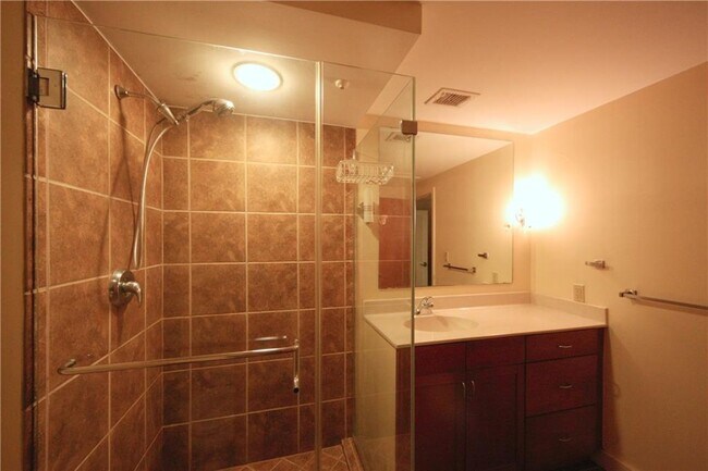 Building Photo - 711 W 26th St