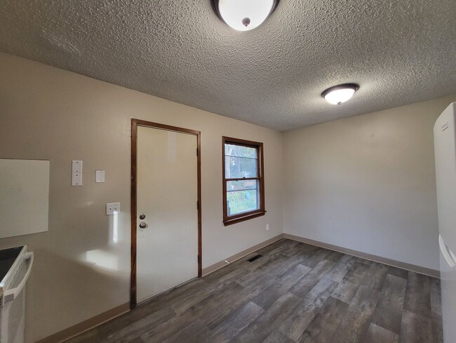 Building Photo - Spacious 4 bedroom home!