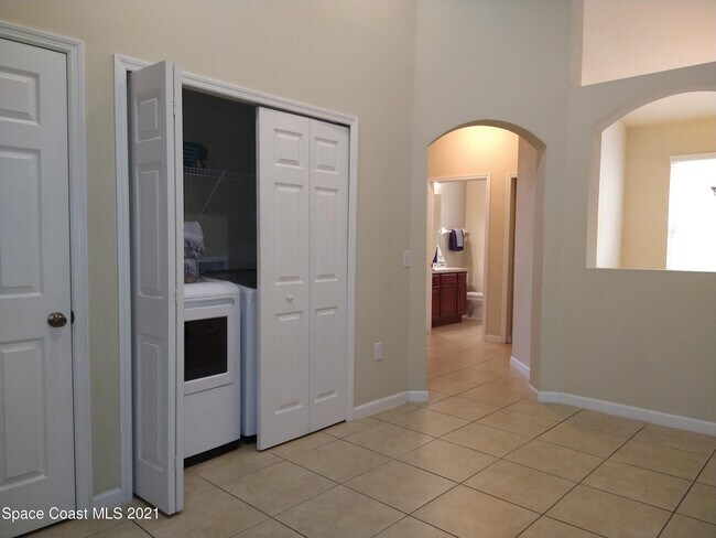 Building Photo - 490 Bismarck Way