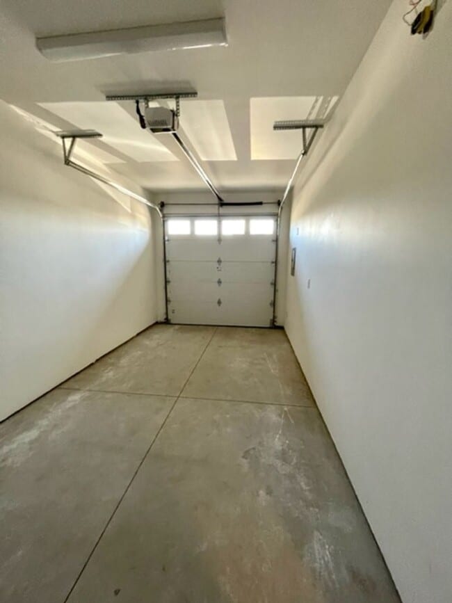 Building Photo - Jennifer Triplex - 61525-JENN-00