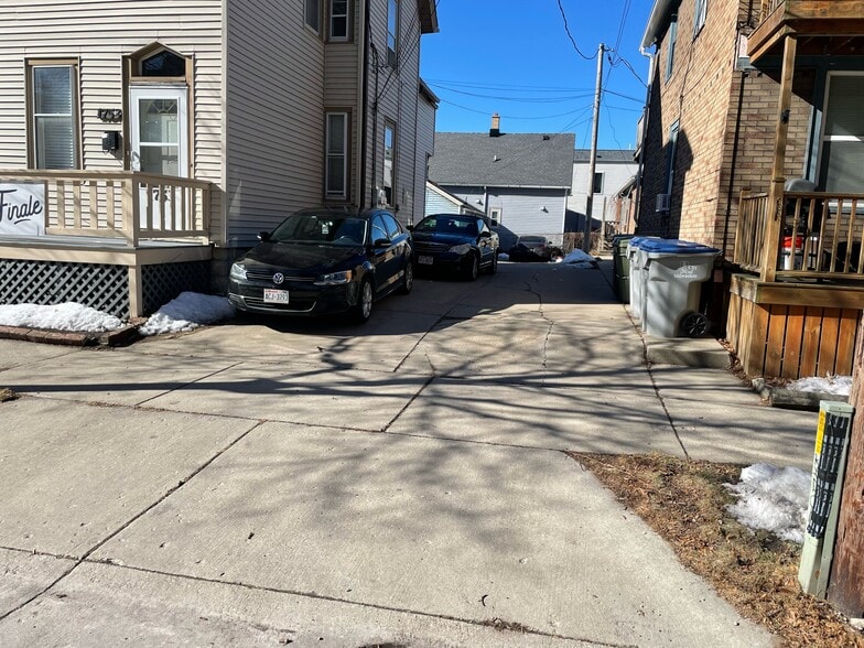 Building Photo - 828 E Pearson St