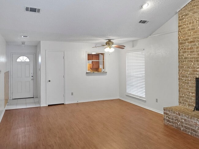 Building Photo - Wonderful Quiet Duplex in the Northern Part of Arlington