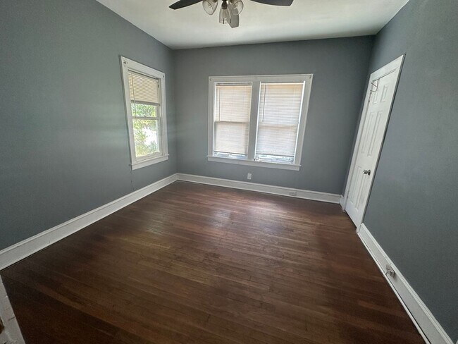 Building Photo - Beautiful Queensborough 3 Bedroom House