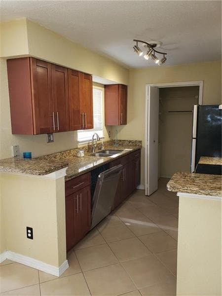Building Photo - 833 Riverside Dr