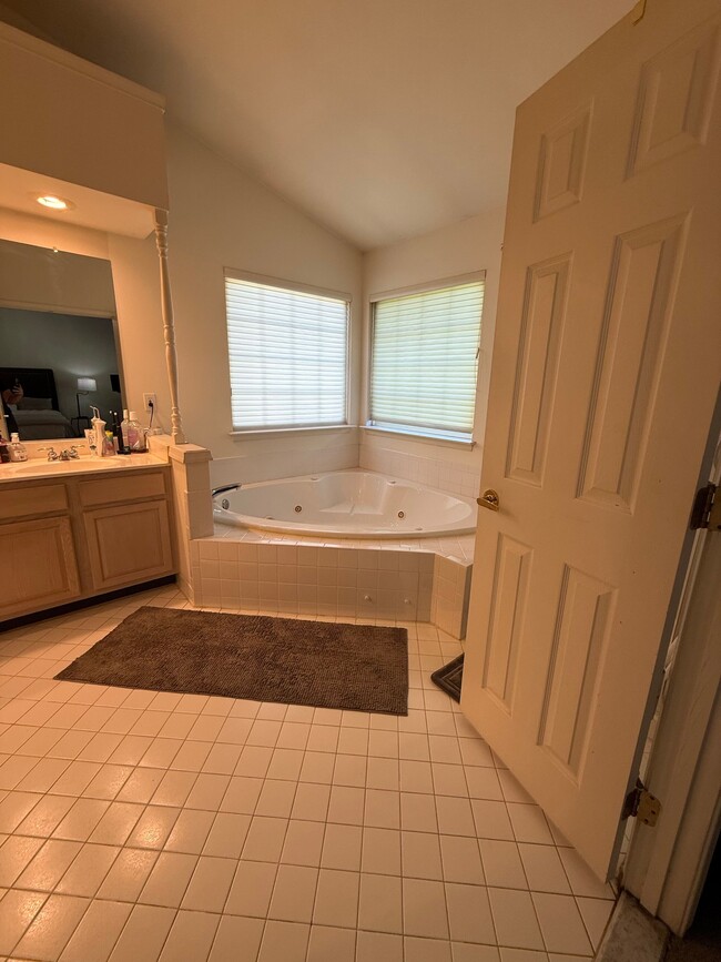 Building Photo - 2037 Woodshade Ct