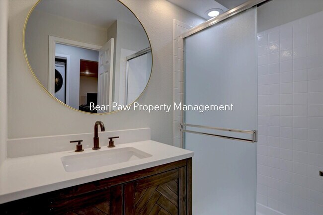 Building Photo - Charming 2-Bedroom Condo in Genesee!
