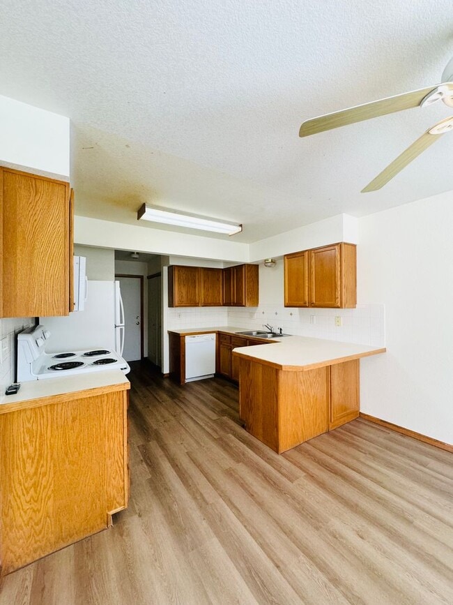 Building Photo - Wonderful 2 Story 3 Bedroom 2.5 Bath Townh...