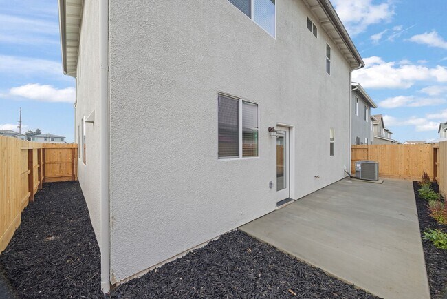 Building Photo - Brand New 3 Bedroom 2.5 Bathroom with Solar in NW Visalia!!