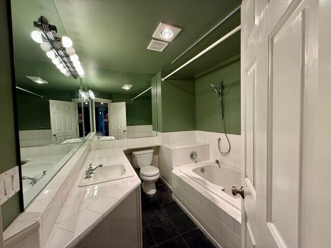 Building Photo - 1629 Queen Anne Ave N