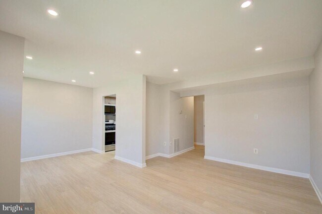 Building Photo - 565 W Diamond Ave