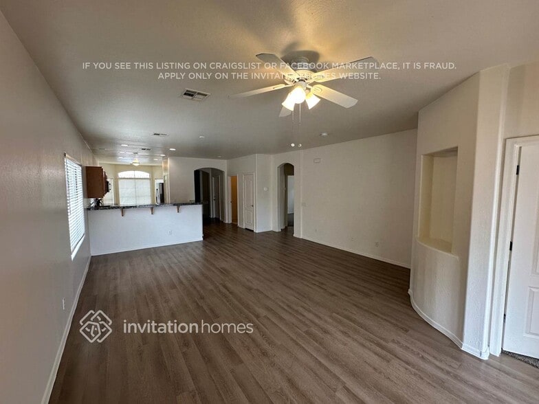 Building Photo - 2213 W Carolina Dr