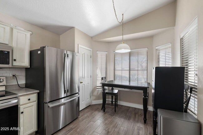 Building Photo - $1,000 OFF your first month's rent with a ...