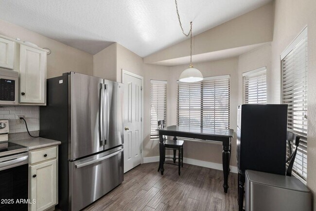 Building Photo - INCREDIBLE UPDATED 3 BEDROOM 2 BATH HOUSE ...