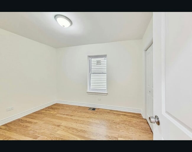 Building Photo - 5307 S Marshfield Ave
