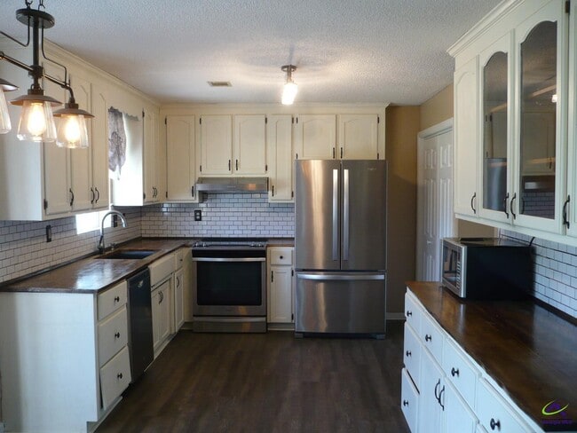 Building Photo - 213 Loxley Dr