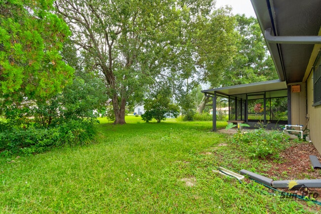 Building Photo - 2025 Willow Oak Dr