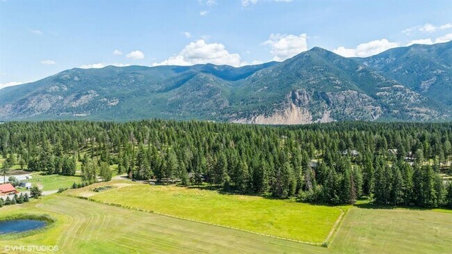 Building Photo - Stunning Columbia Falls Home w/horse pasture