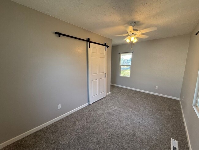 Building Photo - Newly Remodeled! Dog friendly!