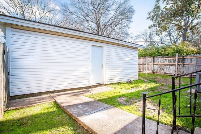 Building Photo - 2 Bedroom, 1 Bath Duplex in Lake Highlands