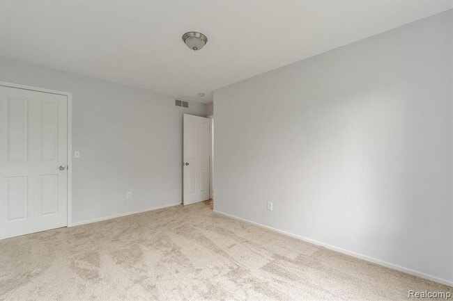 Building Photo - 1116 Lakeview Cir
