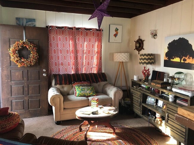 Building Photo - Silver Strand Beach - One bedroom, one bath upstairs bungalow