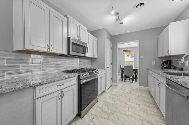 Building Photo - 6209 Calmont Ave