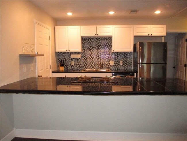 Building Photo - 323 Palm St