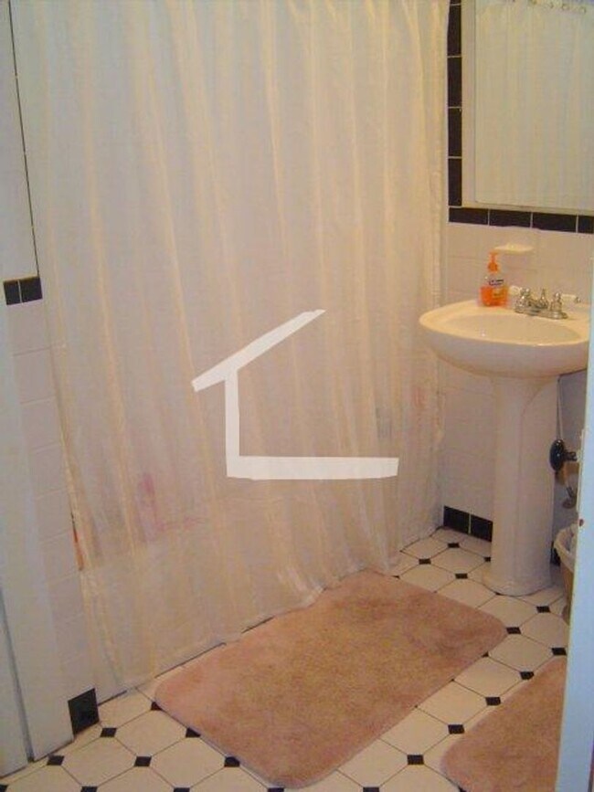 Building Photo - Oak Sq. Area of Brighton. Eat-in Kitchen, Parch, Laundry on a Site