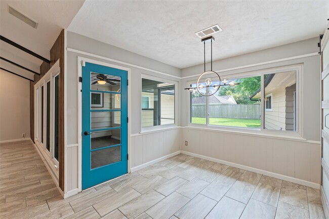 Building Photo - 4034 Shady Springs Dr