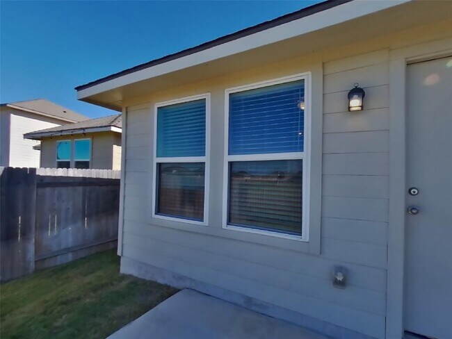 Building Photo - 5104 Saddle Clb Dr