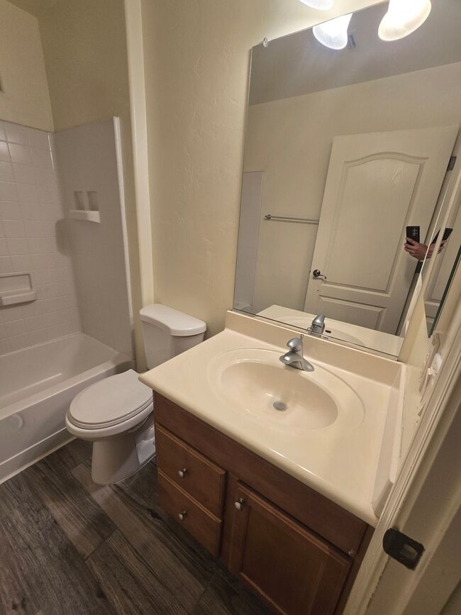 Building Photo - Beautiful 3 bedroom, 2 bath Home available