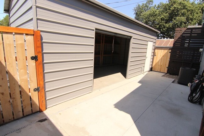 Building Photo - Custom one bedroom with large living room and much more!