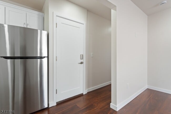 Building Photo - 824 George St