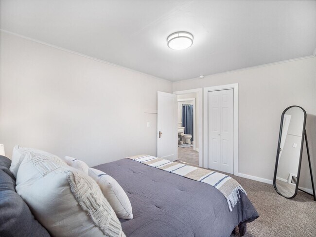 Building Photo - Millwood 2 bedroom condo