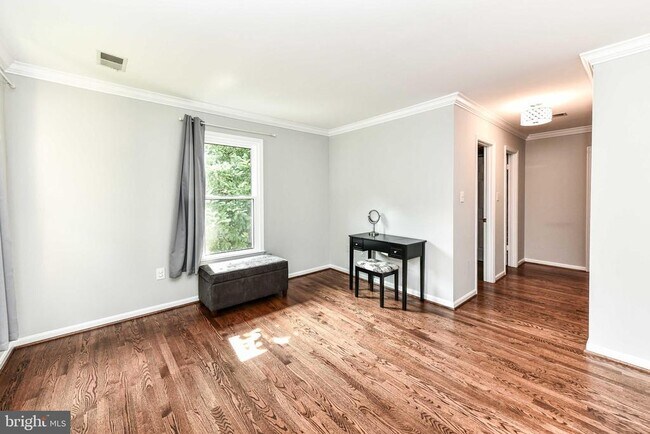 Building Photo - 2030 Spring Branch Dr