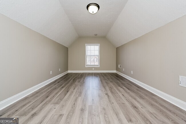 Building Photo - 1505 Queen Elizabeth Dr