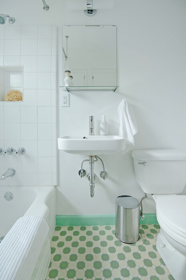 Building Photo - 1330 NE Church St