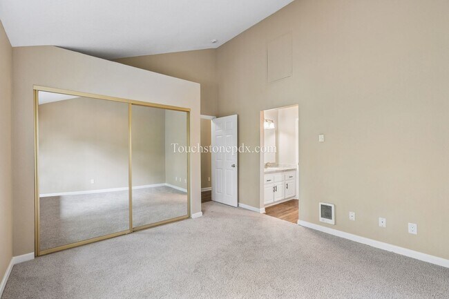 Building Photo - Light Filled Clackamas Condo with Covered Balcony and Community Amenities
