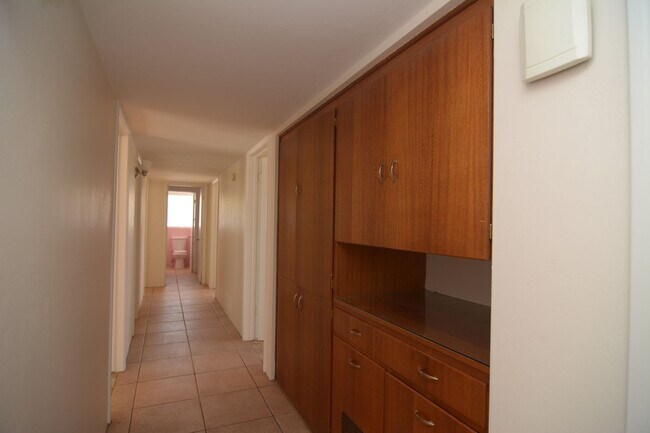 Building Photo - 6 Bedroom 3 Bath Home! Walking distance to University!