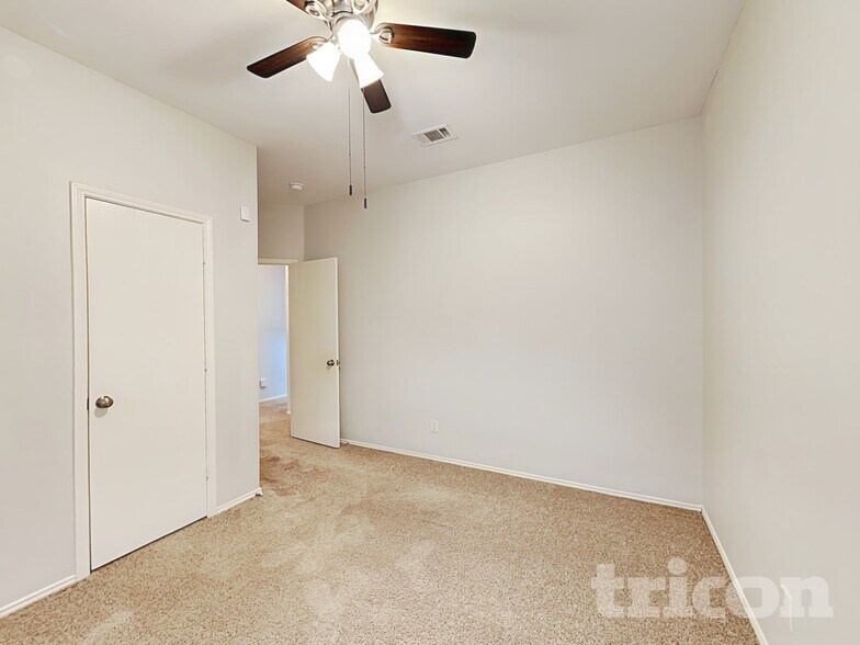 Building Photo - 1615 Hillside Dr
