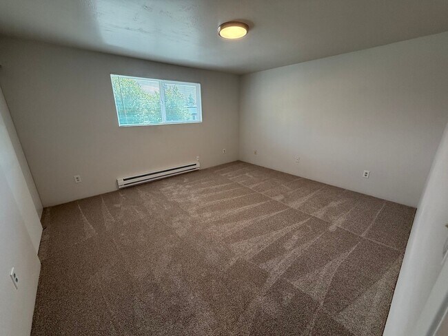Building Photo - Fully Remodeled 2-Bedroom in Quiet Everett Four-Plex