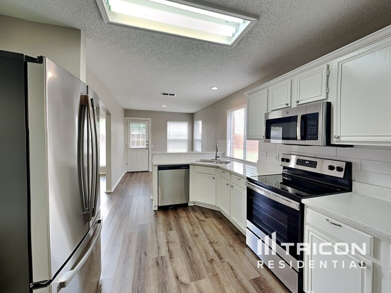 Building Photo - 5320 Tennis Villa Dr