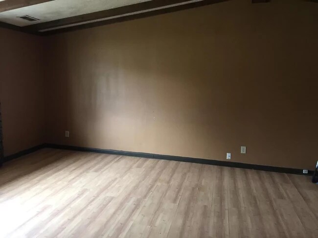 Building Photo - 1030 W County Line Rd