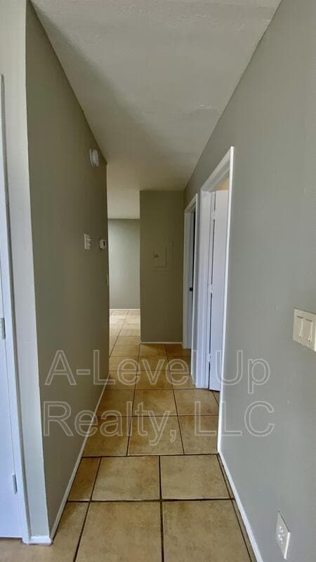 Building Photo - 375 E Thoroughbred St