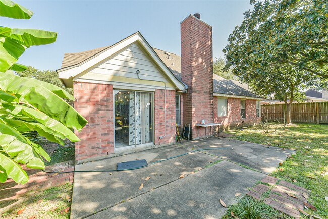 Building Photo - 15519 Montesa Dr